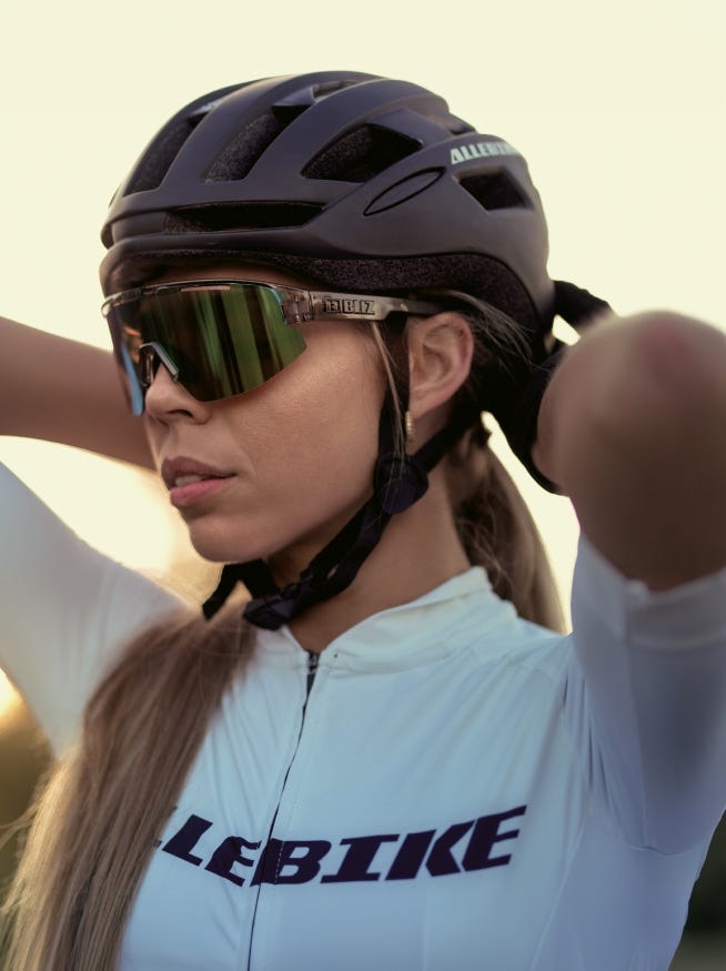 Radfahrer mit Sportsonnenbrille und Helm
