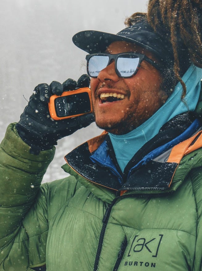 Mann mit Sonnenbrille für Berge und Schnee