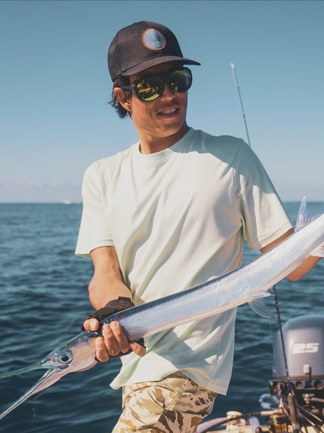 Angler mit polarisierter Sonnenbrille auf dem Meer