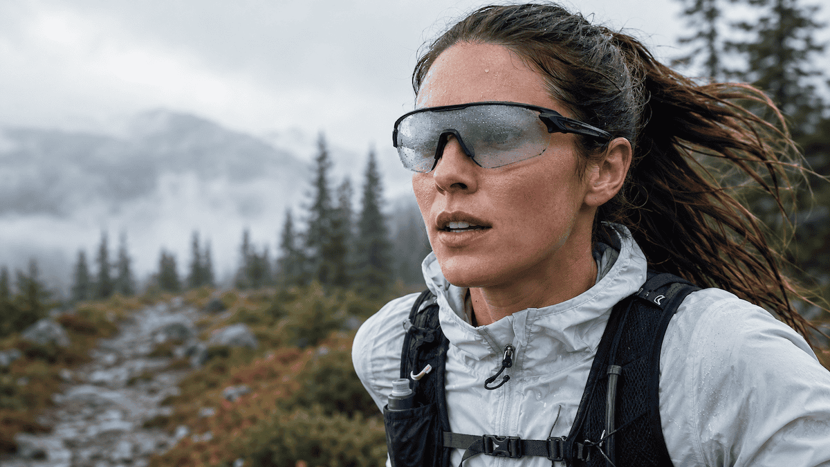 Frau beim Trailrunning mit belüfteter Sportbrille bei kühlem Wetter