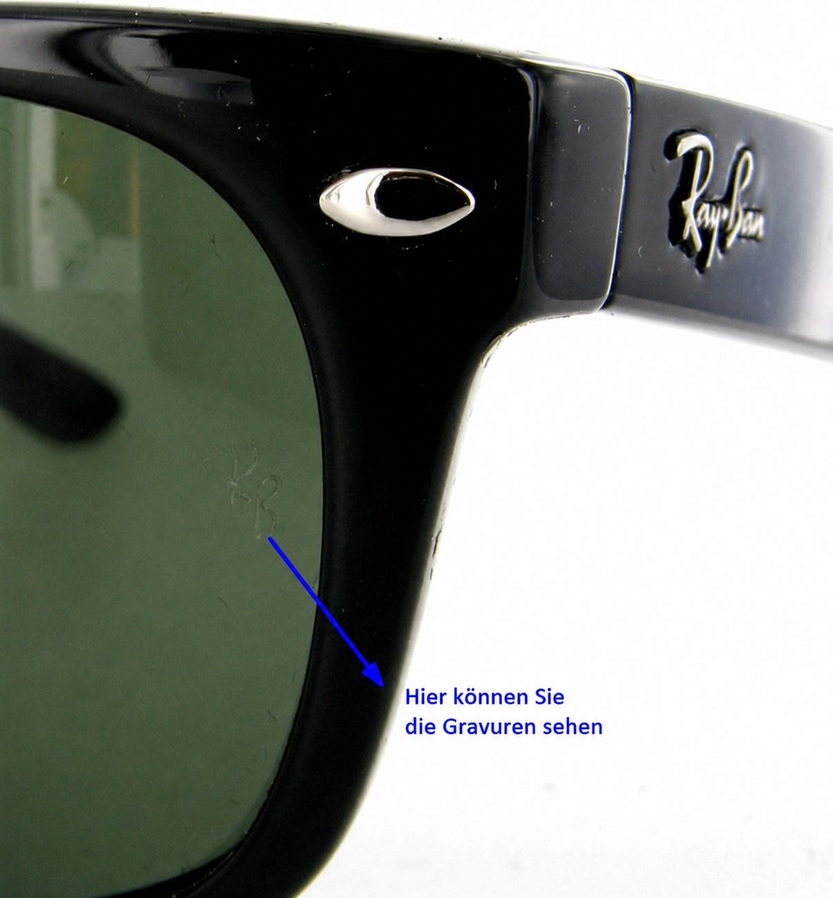 Nahaufnahme der Lasergravur RB auf dem linken Glas einer authentischen Ray-Ban