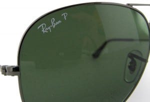 Nahaufnahme des weißen Ray-Ban-Logos auf dem rechten Glas einer authentischen Brille
