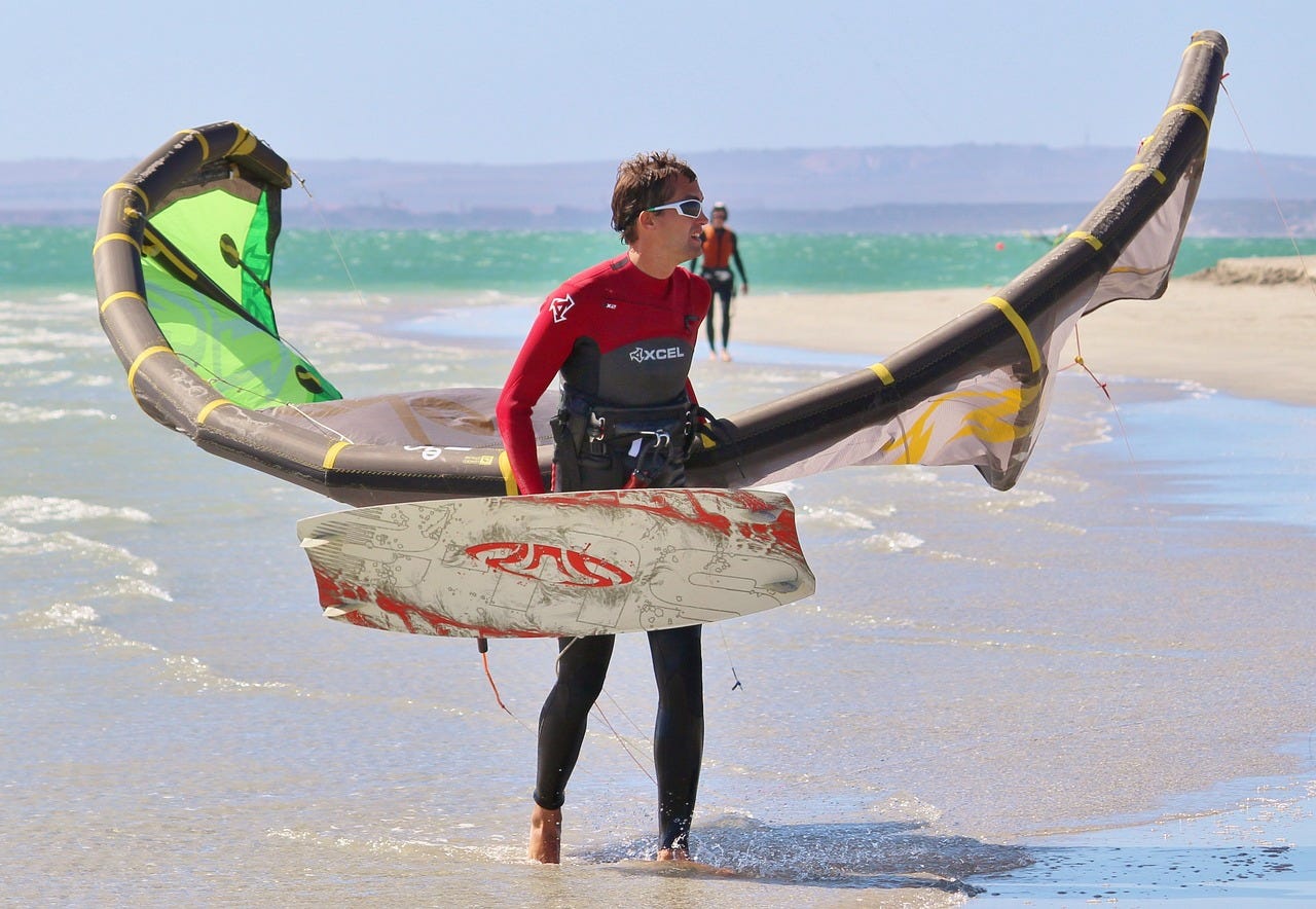 Kitesurfer mit Sonnenbrille während einer Session