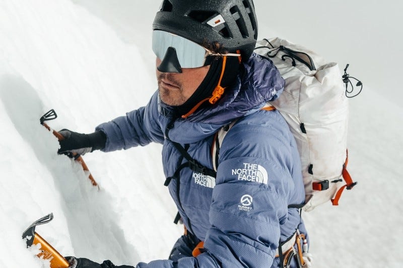 Gletscherbrille mit Seitenschutz auf sehr hellem Schnee