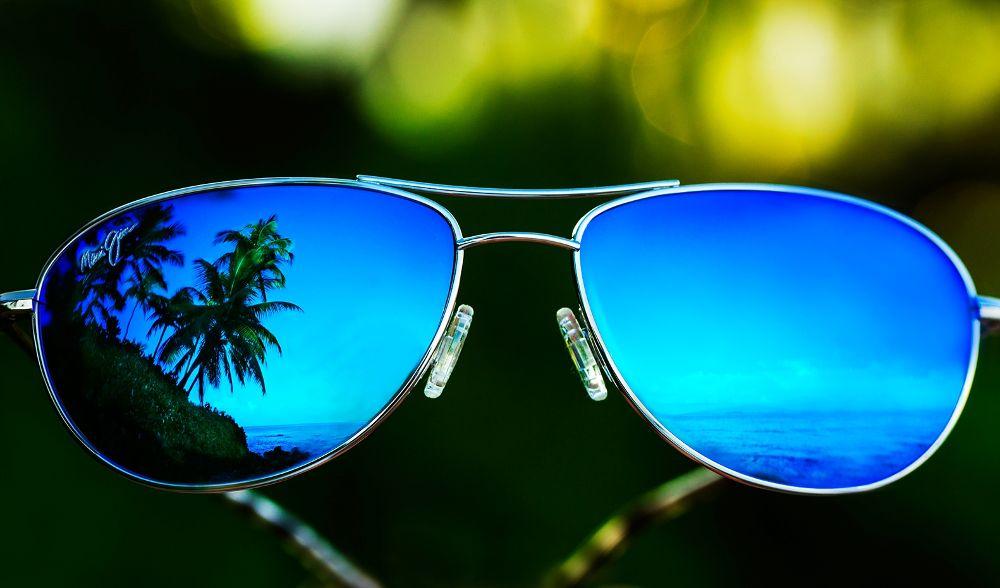 Maui Jim Sonnenbrillen vor Hawaii-Kulisse in Szene gesetzt