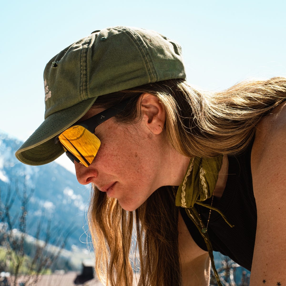 Sonnenbrille der Kategorie 3 im vielseitigen Einsatz getragen