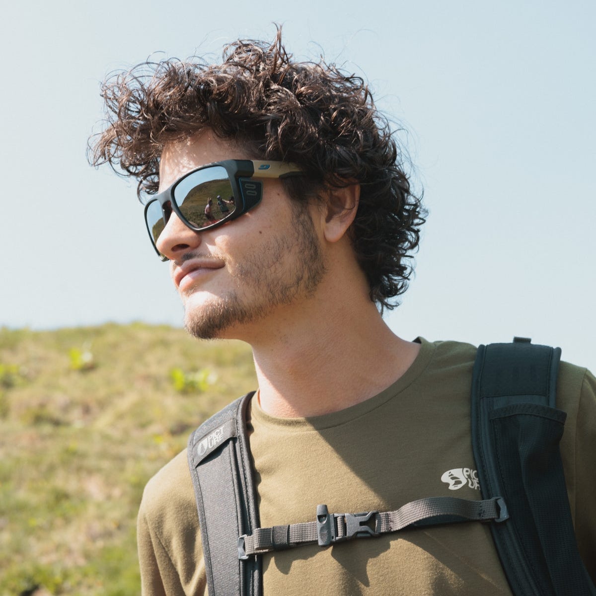 Sonnenbrille der Kategorie 4 auf einem Gletscher im Hochgebirge getragen